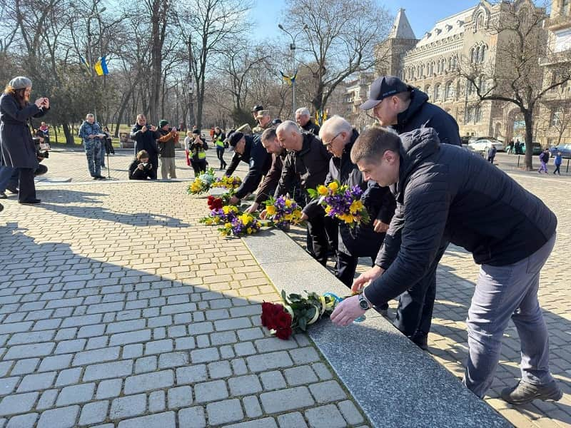 Представители местной власти возлагают цветы в памятнику Шевченко в Одессе