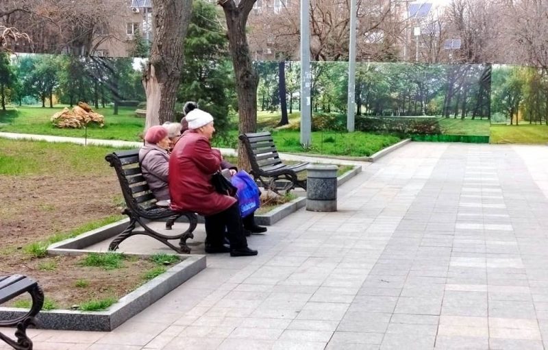 Весна на одесском бульваре: на лавочке