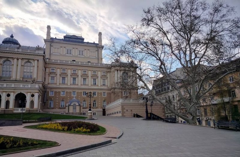 Одесская Театральная площадь, у театра