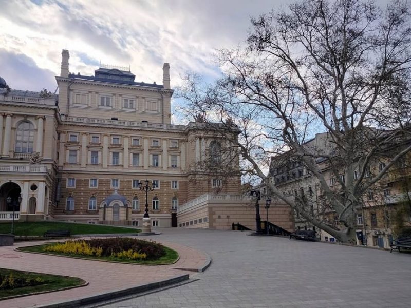 Одесская Театральная площадь, у театра