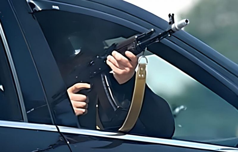 погрожував автоматом