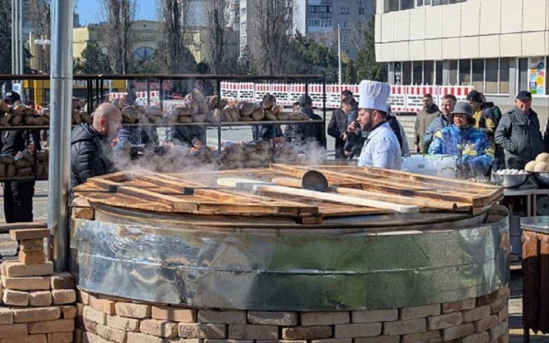 На Дне города Черноморска варят зеленый борщ
