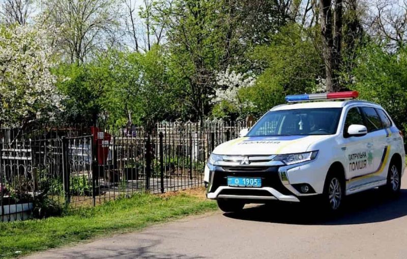 Поліцейське авто біля цвинтаря