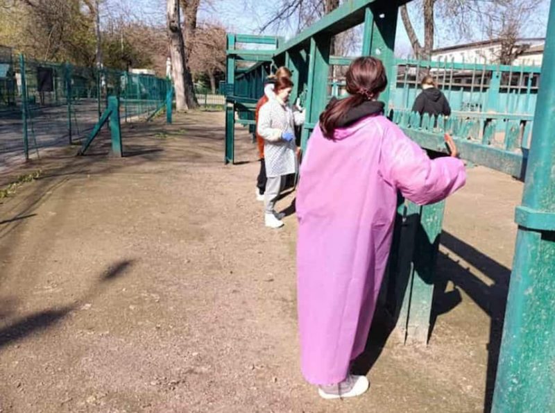 студенты в зоопарке