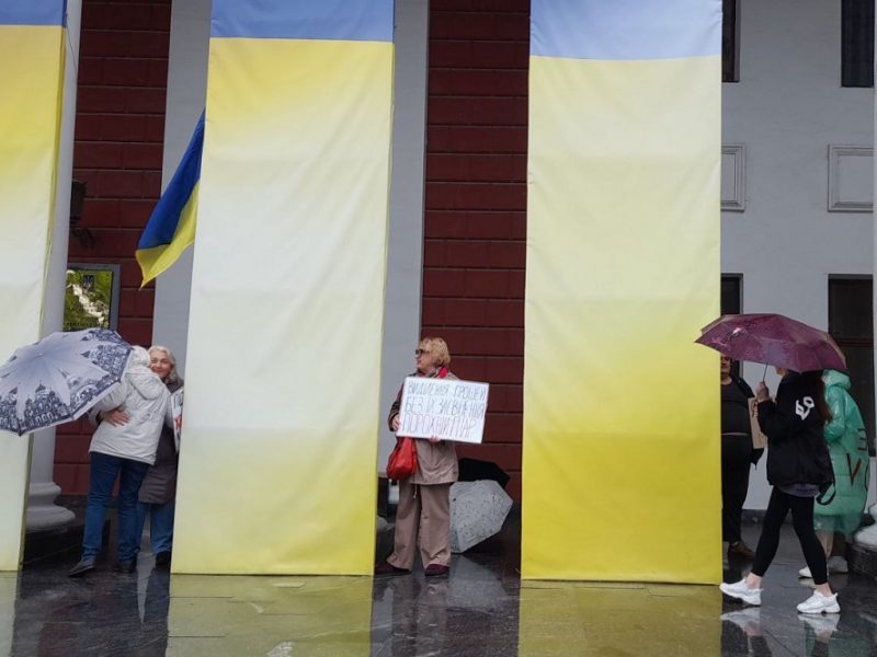 Одесситы вышли под дождь с акцией «Гроші на ЗСУ!»