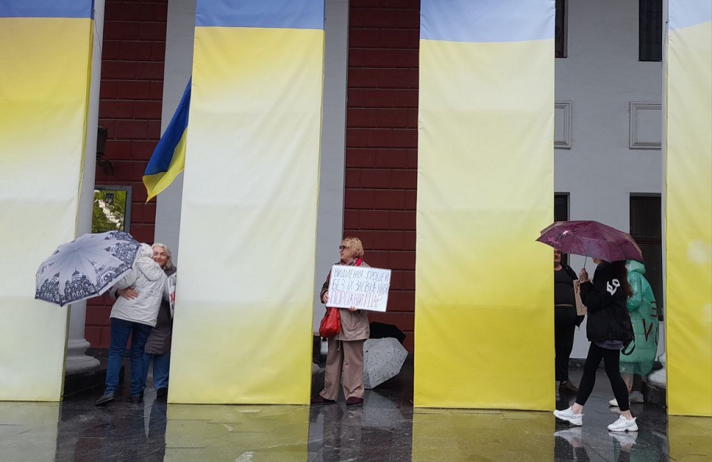 Одесситы вышли под дождь с акцией «Гроші на ЗСУ!»