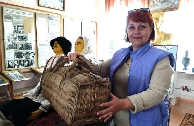 Алена Татарчук с корзиной модницы IXX в.