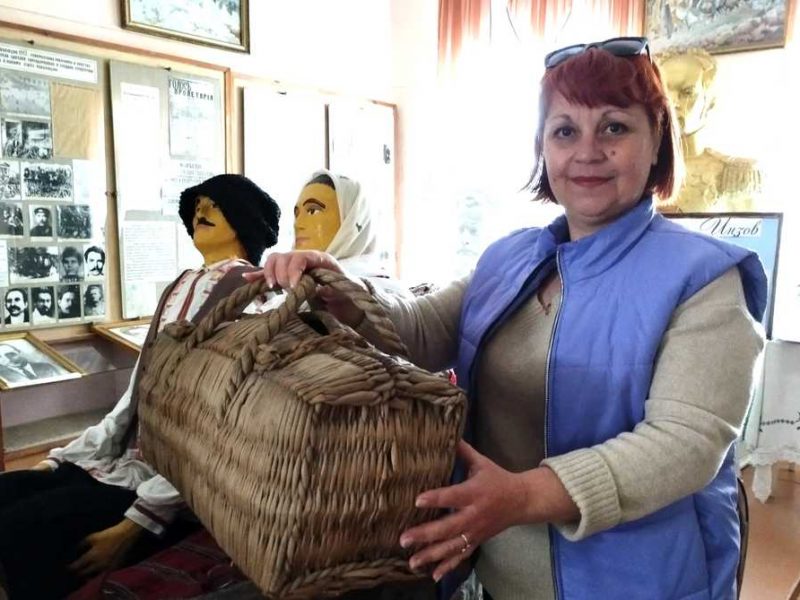 Альона Татарчук з кошиком модниці IXX ст.