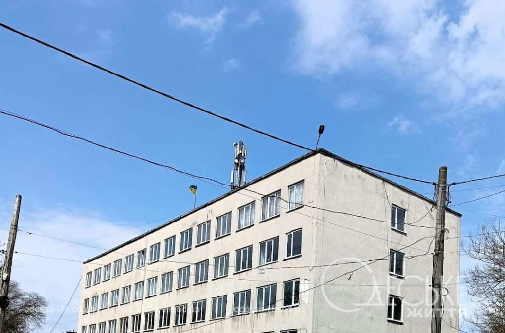 Антенна мобильной связи на крыше