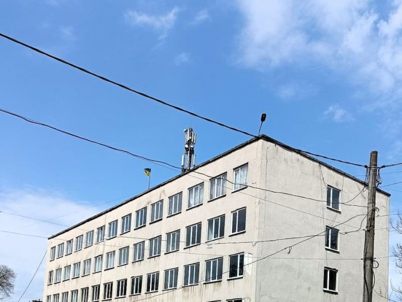 Антенна мобильной связи на крыше