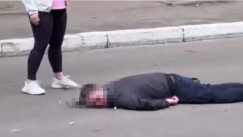 чоловік лежить на вулиці