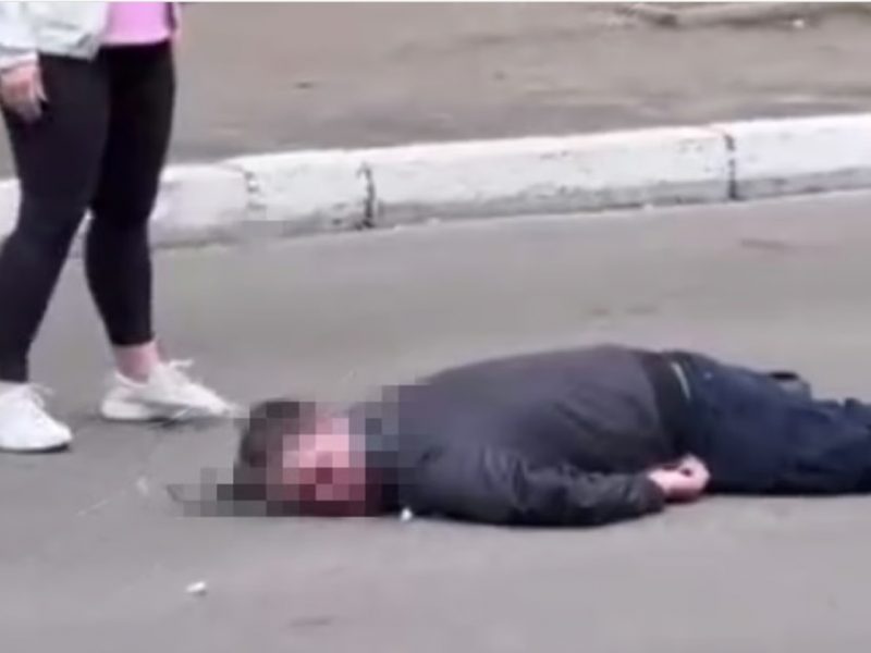 чоловік лежить на вулиці