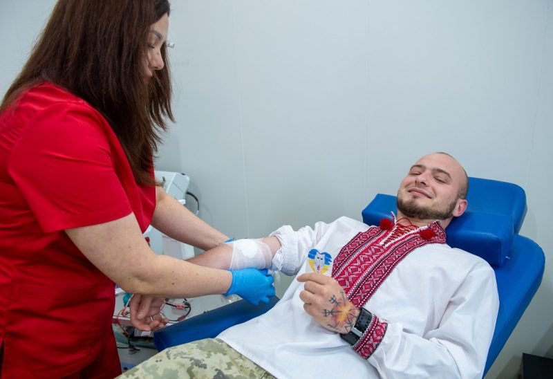 Сдача крови в вышиванке