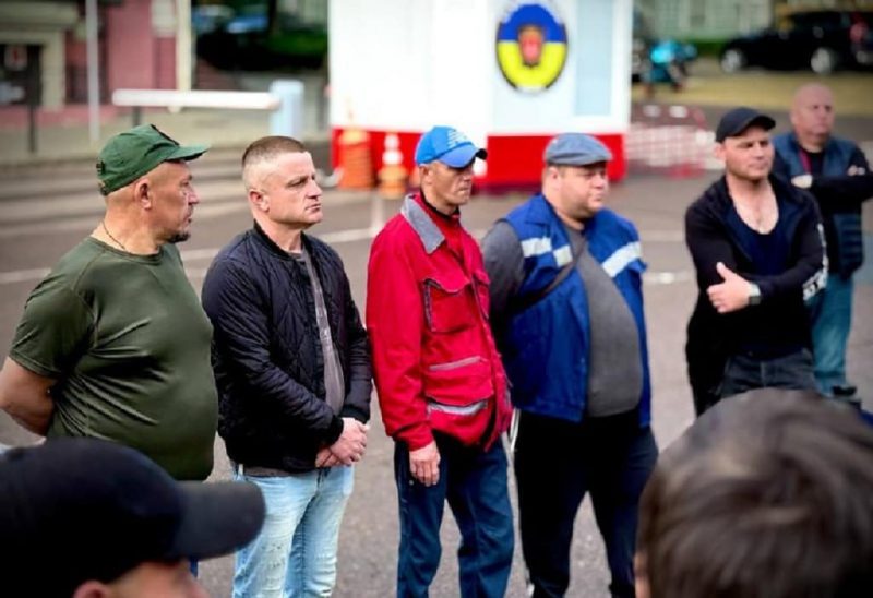 Одесские коммунальщики снова отправились на фронт: помогают укреплять оборону на Донбассе (видео)