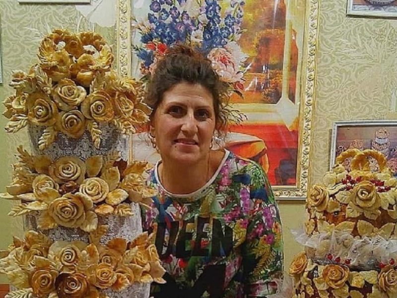 Людмила Татар із весільним короваєм