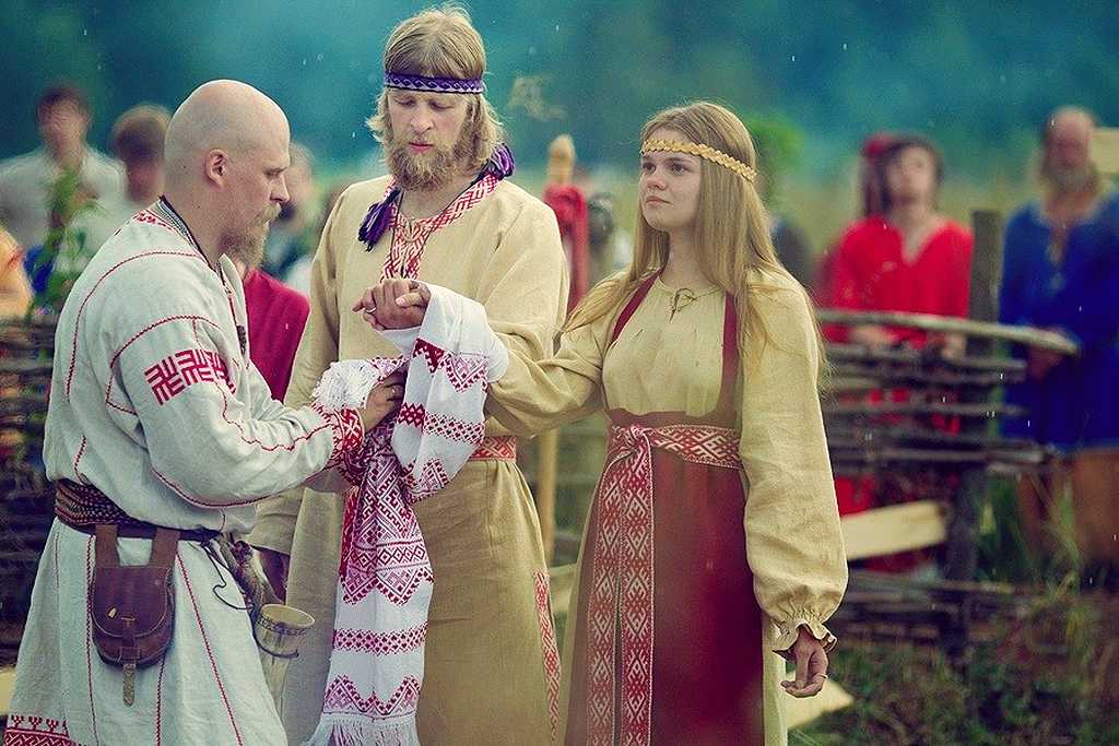 молодята
