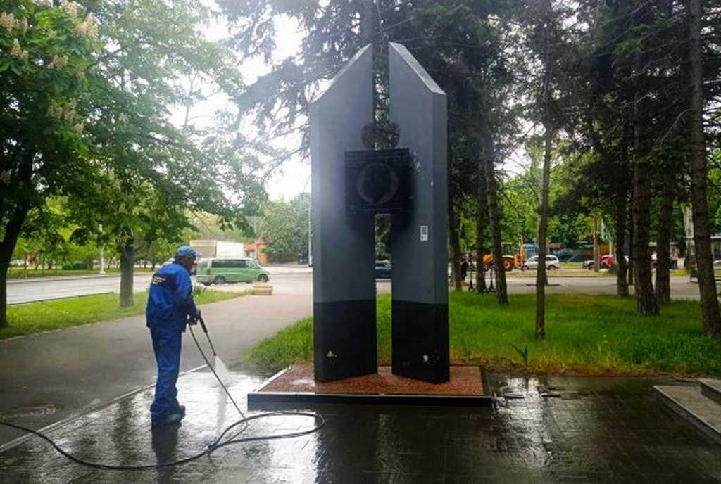 миття пам'ятника