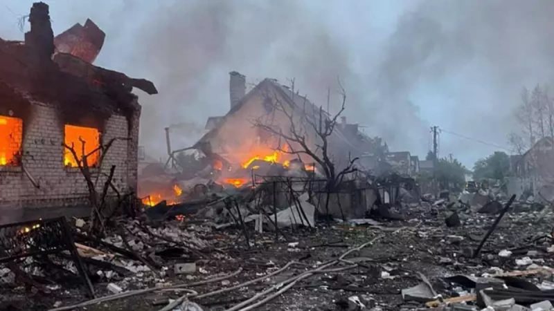 зруйнова вулиця після обстрілу