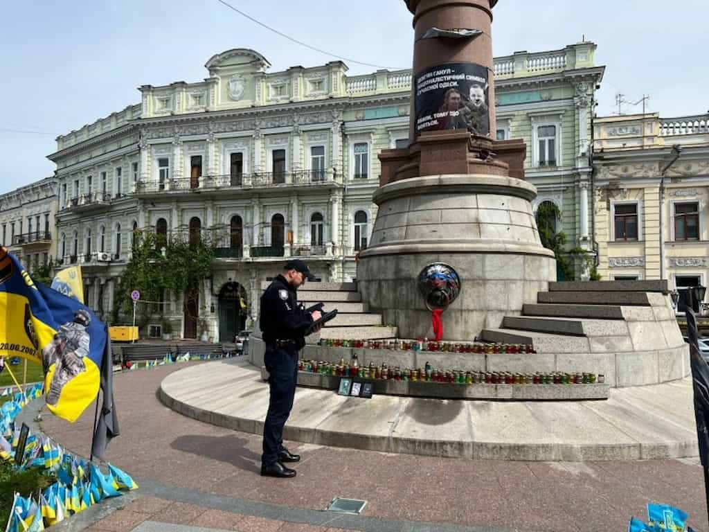 на Европейской площади разрисовали постамент