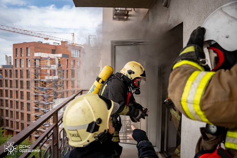Рятувальники гасять пожежу в Приморському районі Одеси