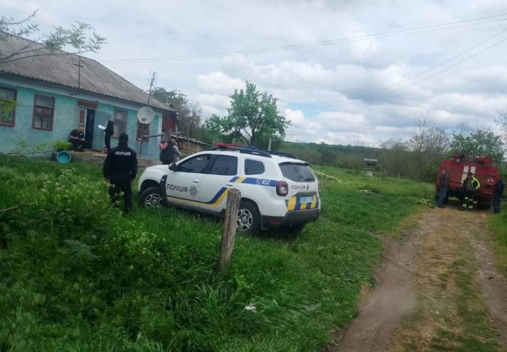Стіна обвалилася на дітей