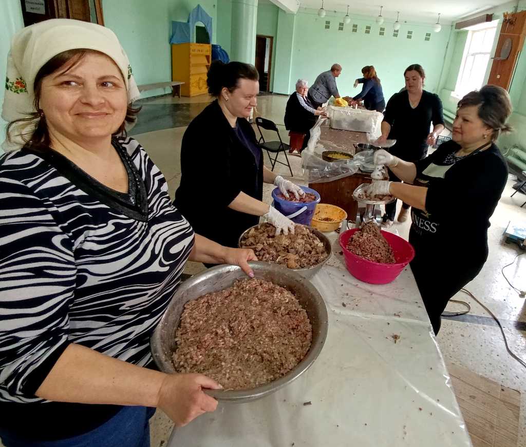 Зеленогірські культпрацівниці готують м'ясний фарш для ковбаси