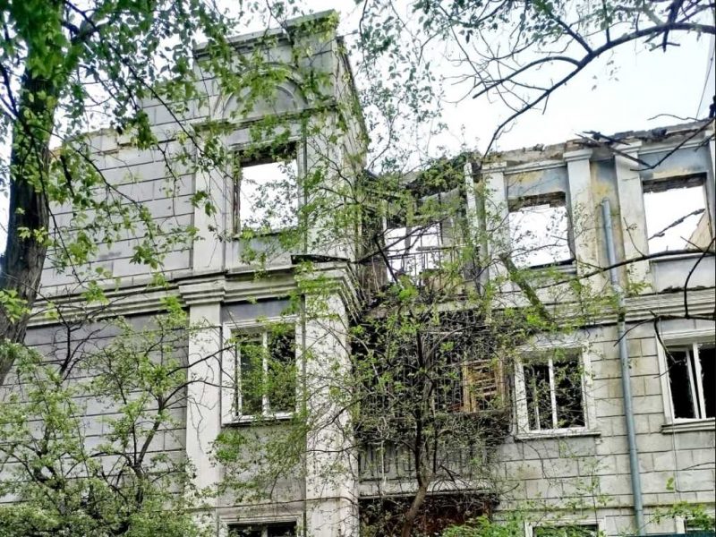 зруйнований будинок