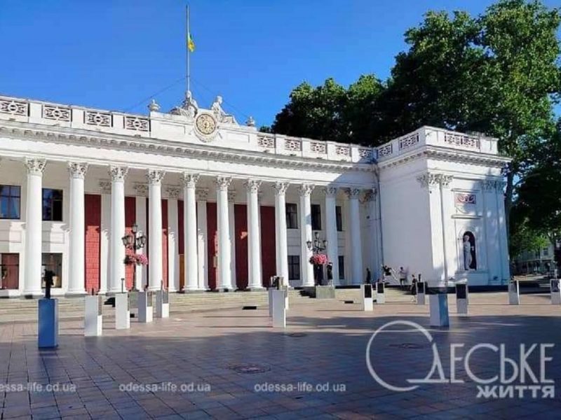 В Одессу привезли выставку-инсталляцию «Аллея несгибаемых городов»