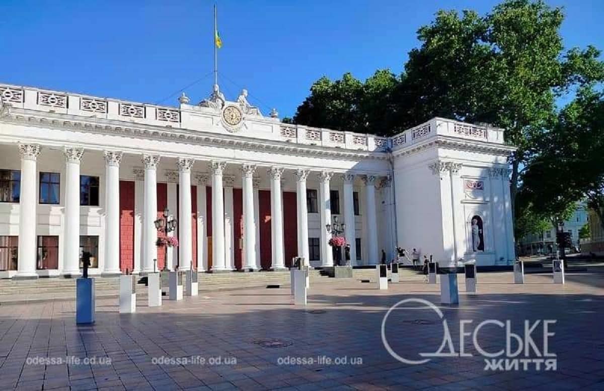 В Одессу привезли выставку-инсталляцию «Аллея несгибаемых городов»