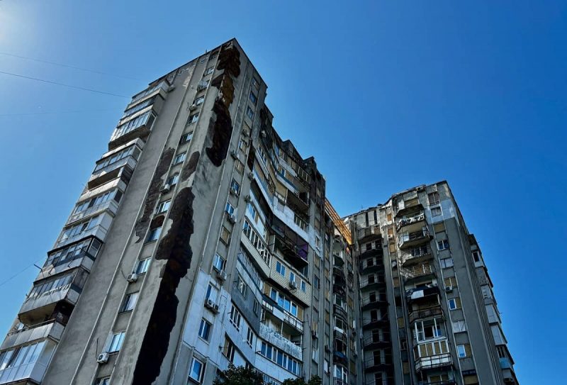 Жители поврежденной дроном одесской высотки начинают возвращаться домой