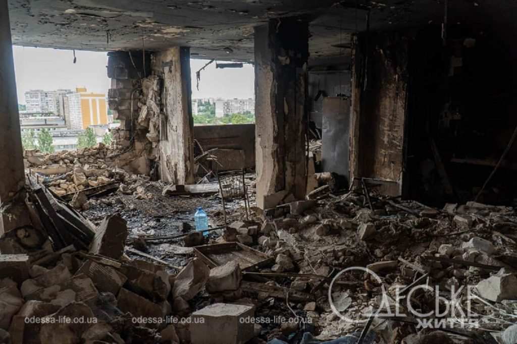 Зруйновані квартири та людське горе: що залишилося після удару дрона по одеській висотці (фоторепортаж)