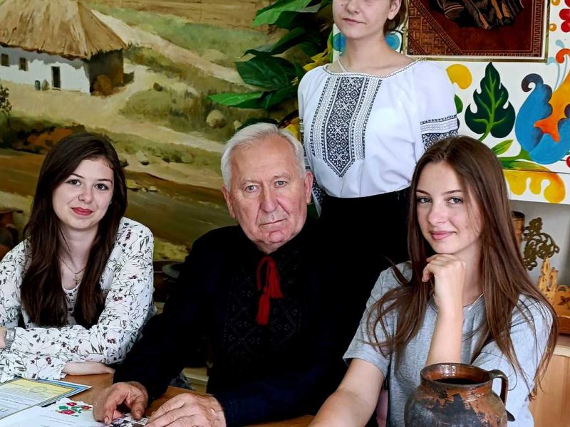 Педагог В. Бондаренко с юными исследовательницами