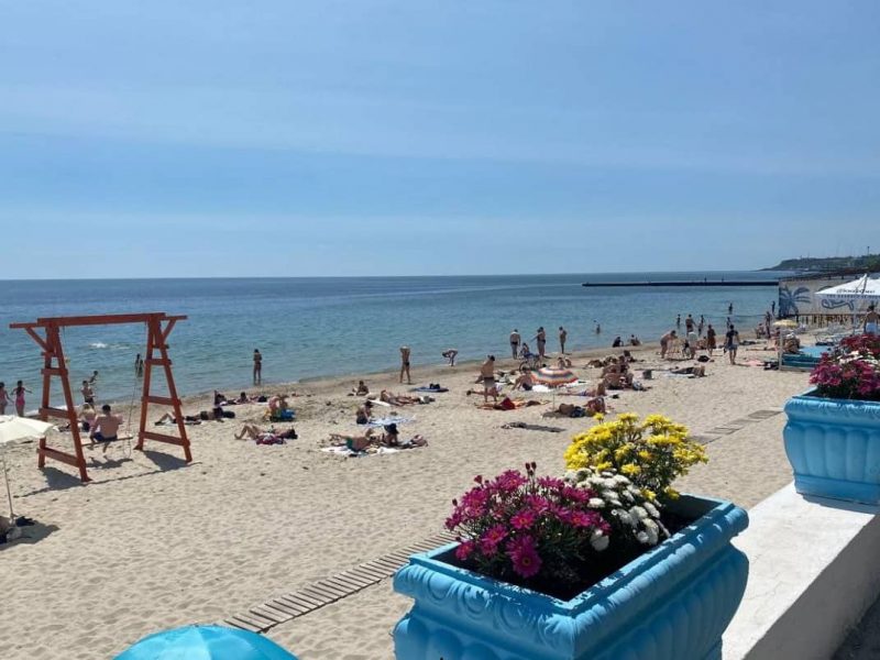 Как одесситы встретили первый летний день у моря