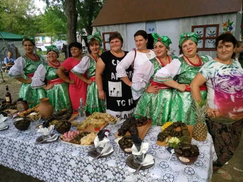 староста посредине в черной майке