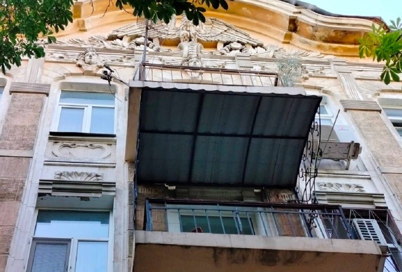 Одесский дом с орлом-гигантом, июль 2025 года