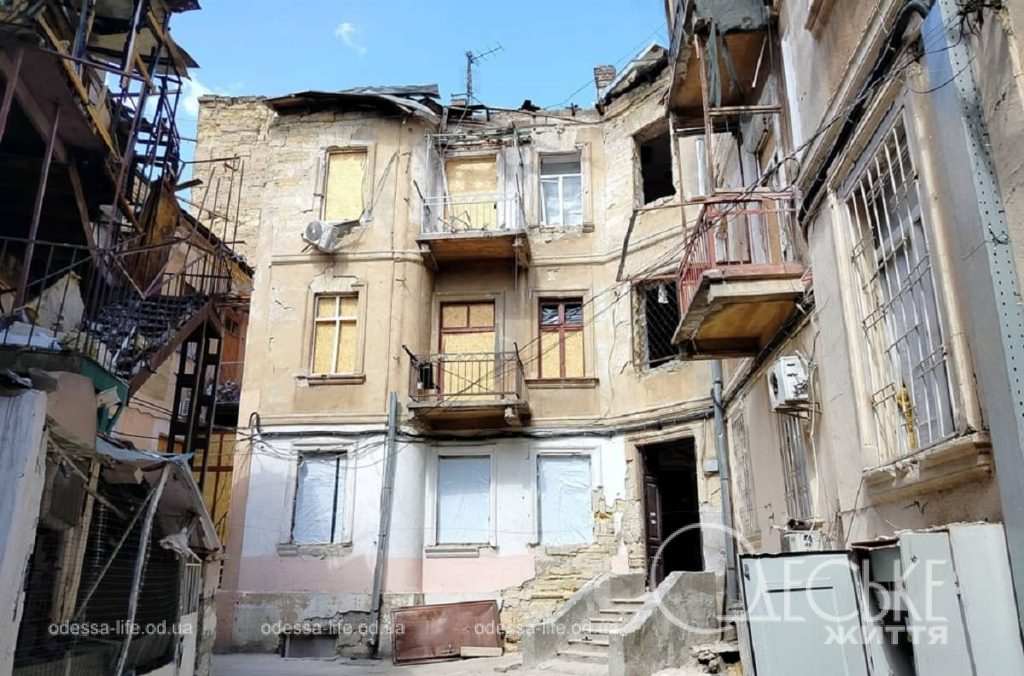 Раны Одессы: как выглядит дом, где цветы уступили место разрухе (фото)