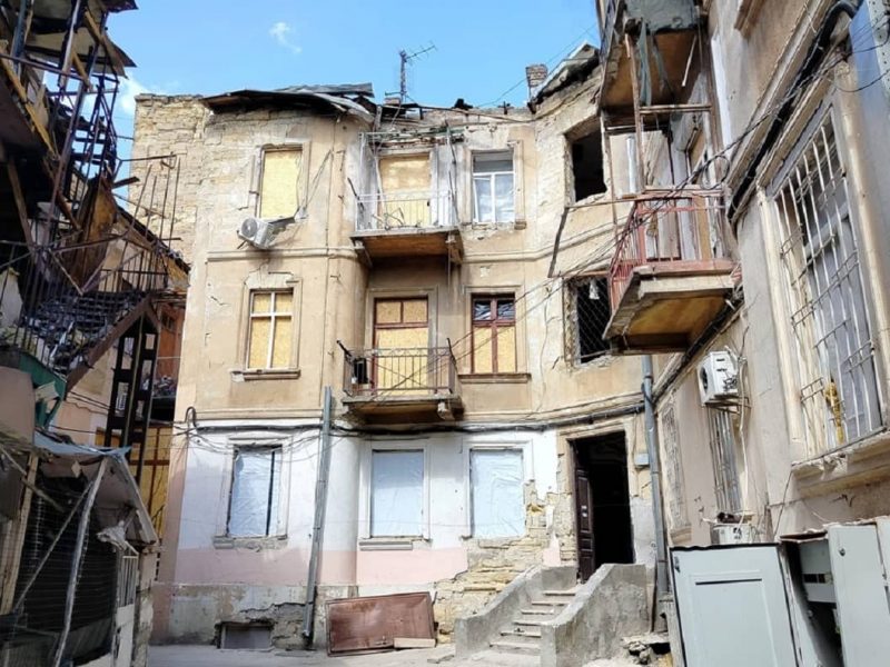 Как выглядит одесский дом, где цветы уступили место разрухе