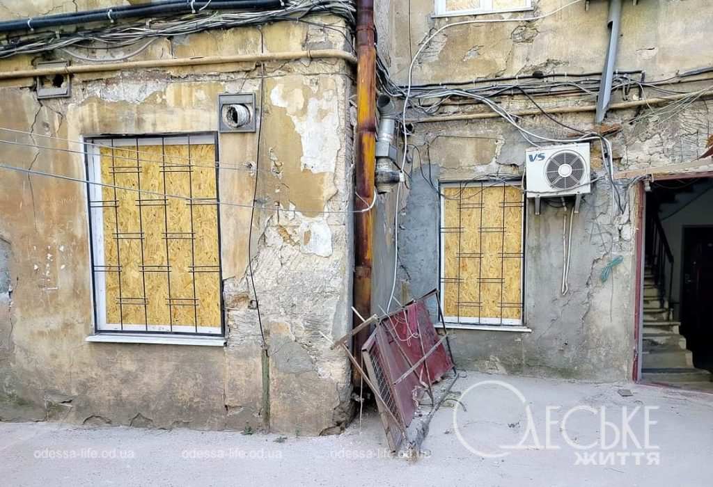 Исторический одесский двор после дроновой атаки россиян