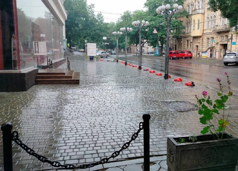 Июль по-одесски: город накрыл долгожданный летний ливень (фоторепортаж)