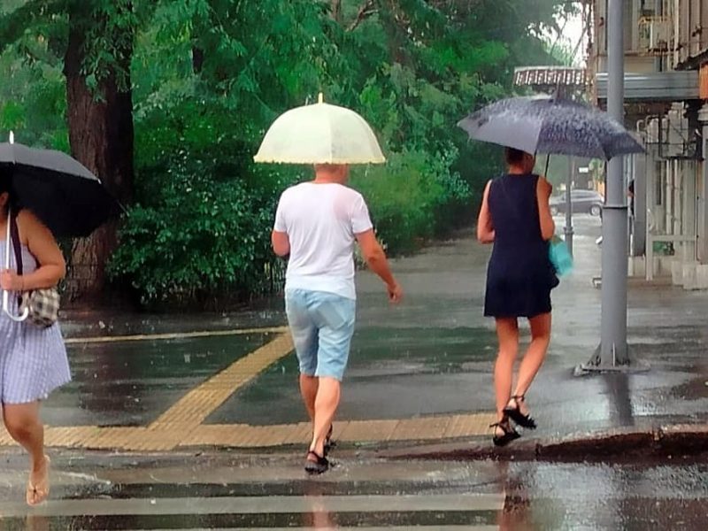 Летний ливень в Одессе, прохожие