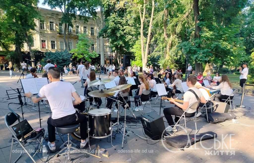 В одесском Горсаду звучала музыка, что лечит сердца (фото)
