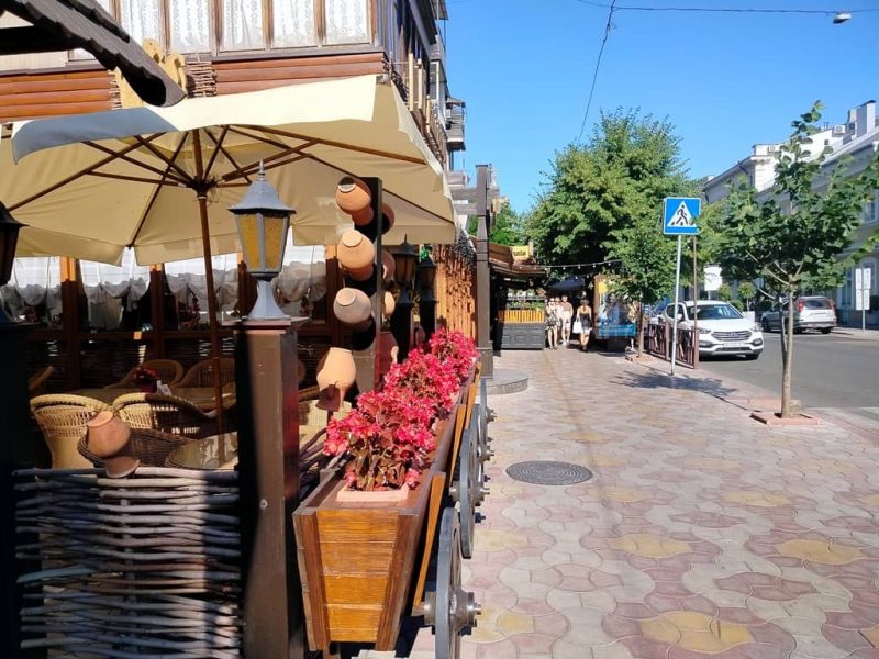 Июль по-одесски, у кафе