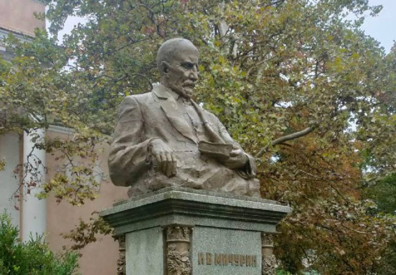 Кувалда деколонизаторов «нацелилась» на бюст Мичурина в Одессе