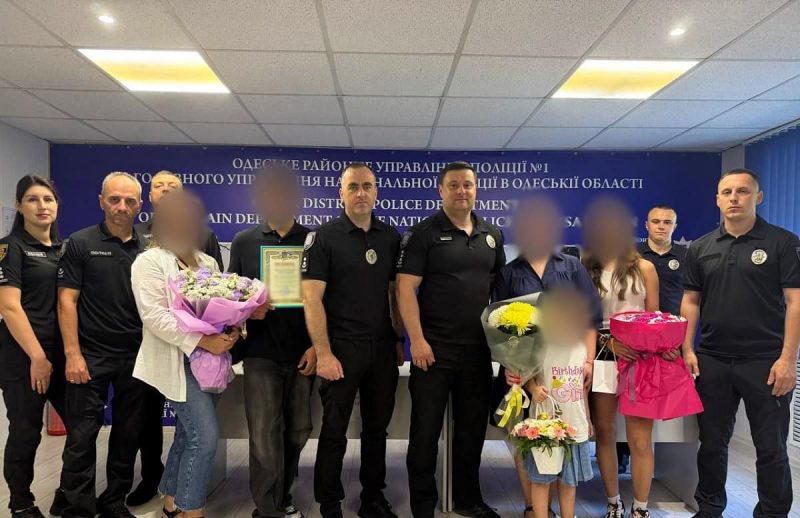 В Одесской области полицейские наградили смелых подростков