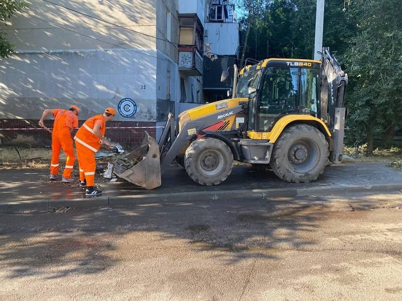 Комунальники та спецтехніка ліквідовують руйнування після нічної атаки дронів на Одесу