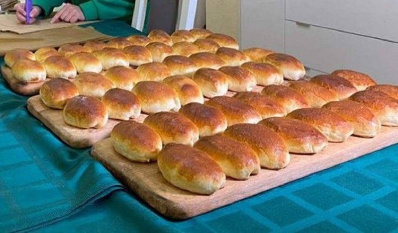 Школярі пекли пиріжки, щоб придбати подарунки для поранених