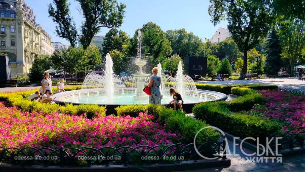 Август в Одессе: у фонтана в Горсаду