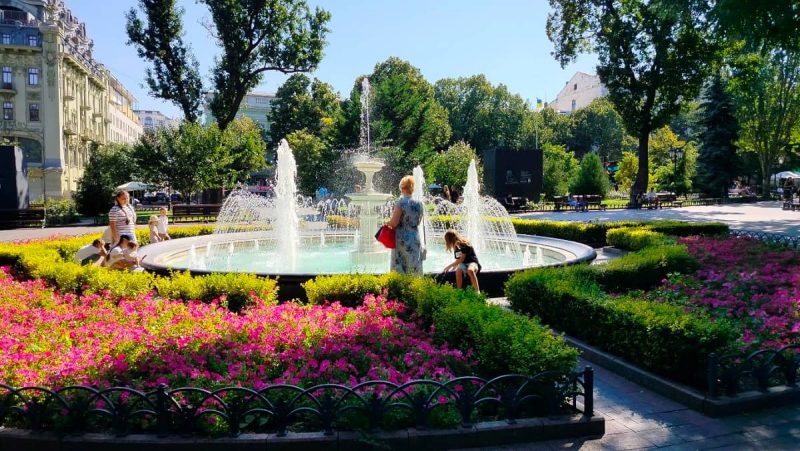 Август в Одессе: у фонтана в Горсаду