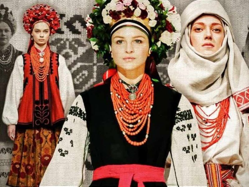 Дівчини у вишиванках