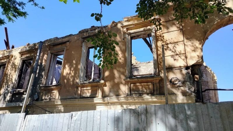 В Одессе идет демонтаж искалеченного врагом дома